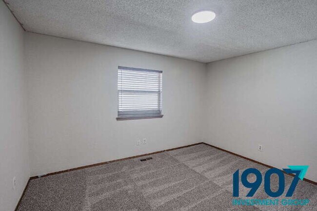 Building Photo - SPECIAL OFFER! Move In Now & Get 50% Off Your First & Second Month's Rent!  Spacious 5-Bedroom Ho...