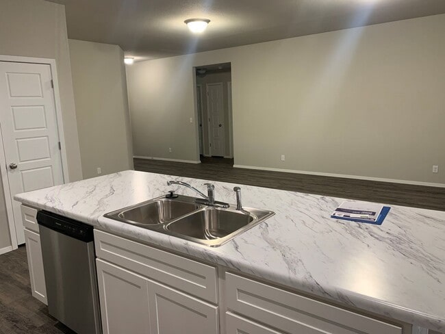 Building Photo - This is a very well maintained home in the desirable Bixby School district.