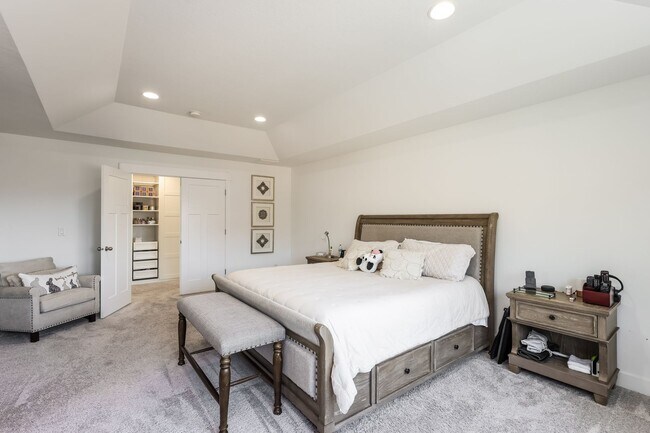 Building Photo - 5 Bedroom/4 Bathroom Lehi