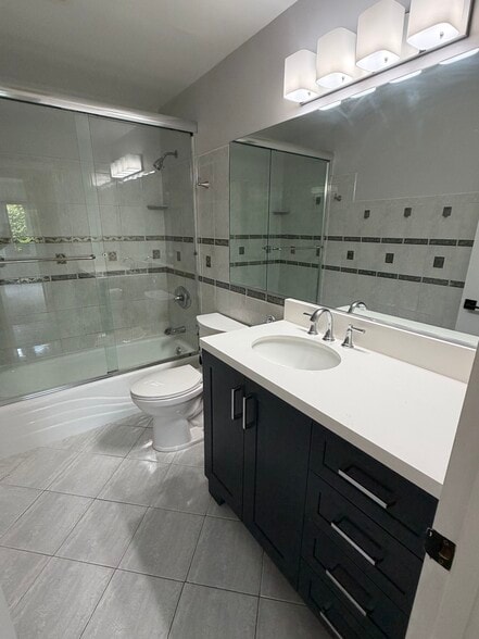 Bathroom - 828 N El Camino Real