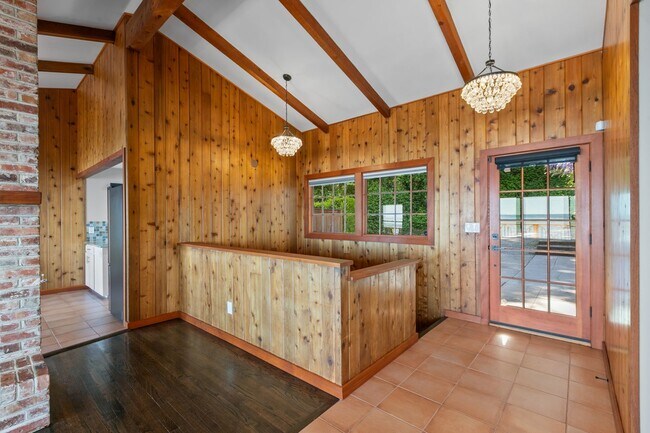Building Photo - Air Conditioned Pacific Northwest Classic ...