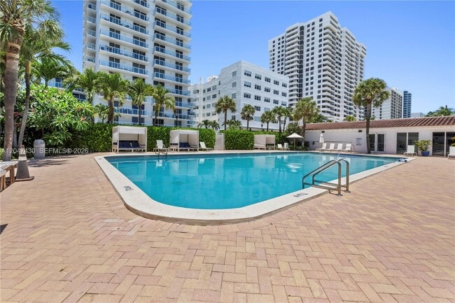 Building Photo - 2457 Collins Ave
