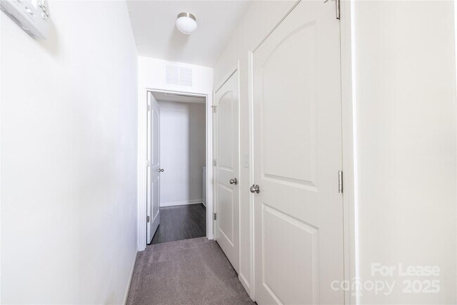 Building Photo - 710 Yorkshire Dr
