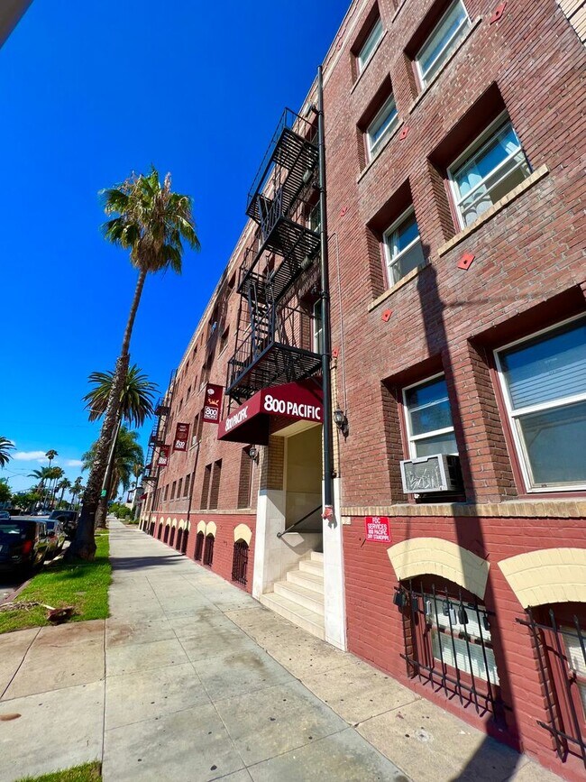 Primary Photo - Charming Vintage 1-Bedroom Near Downtown L...