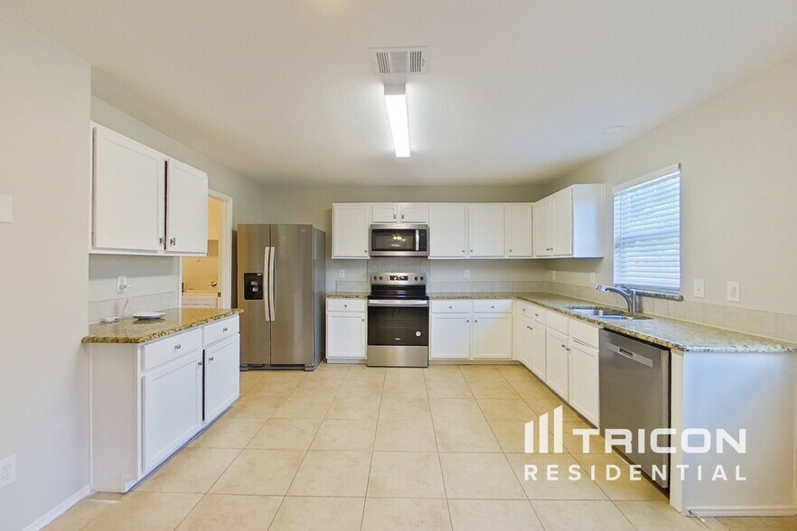 Building Photo - 2705 White Pine Dr