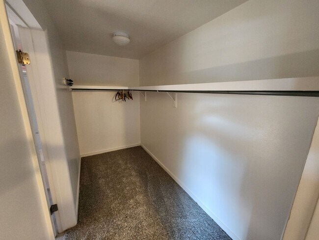 Building Photo - Large 3 bedroom home!