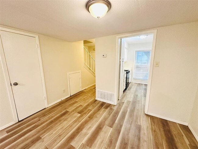 Building Photo - 3822 Southway Dr