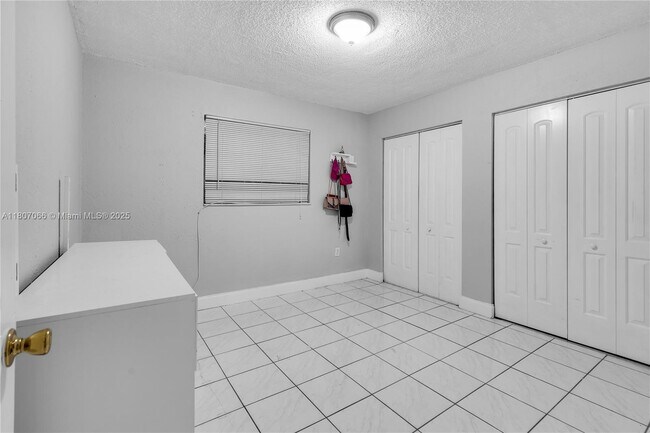 Building Photo - 10000 NW 80th Ct