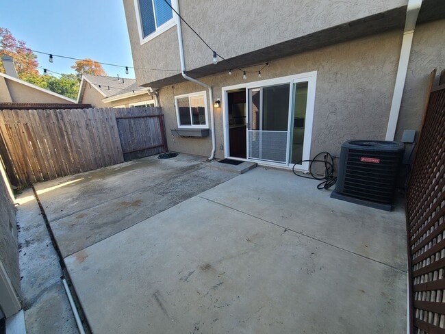 Building Photo - Spacious Two story 3 bed 2.5 baths + 2 car garage in great school district.