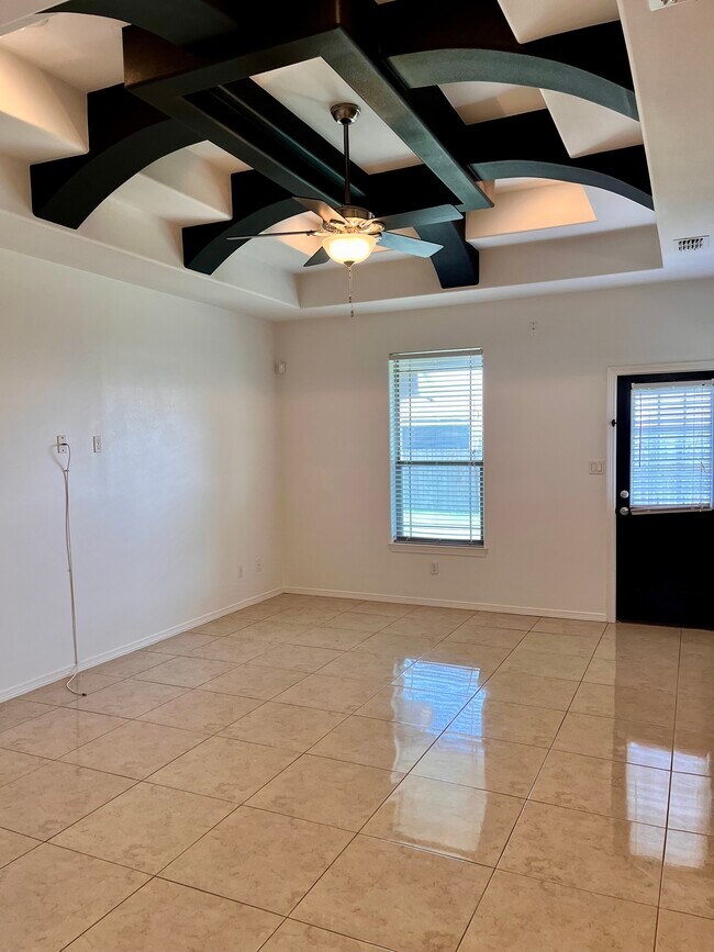 Building Photo - 302 E Gabriella Ave