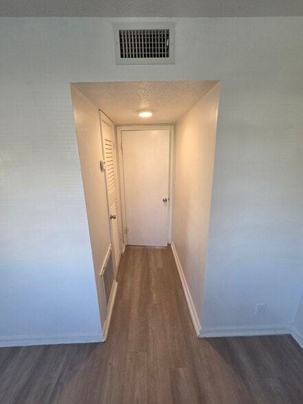 Building Photo - 212 SE 9th Ave