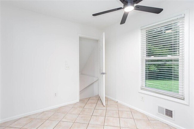 Building Photo - 1093 Caprice Dr