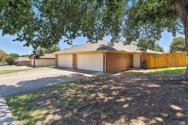 Primary Photo - 6907 W Cleburne Rd