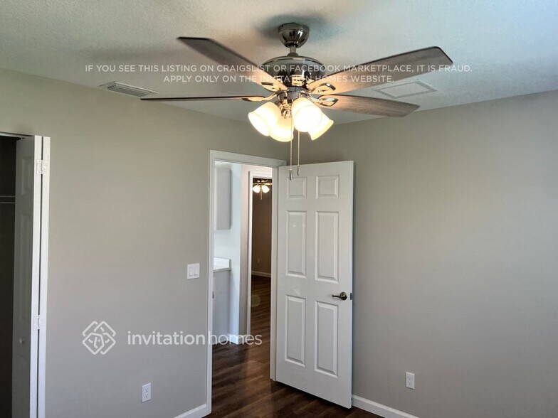 Building Photo - 2482 SW Fair Isle Rd