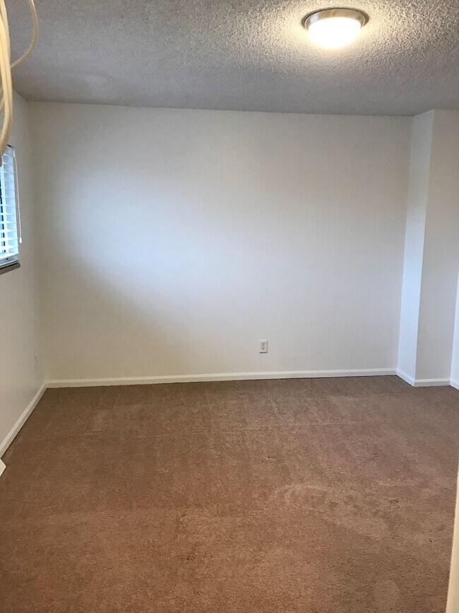 Building Photo - Beautifully Updated Townhome in Prime Loca...