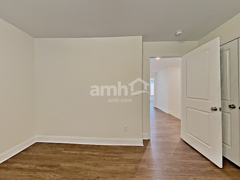 Building Photo - 124 Lindridge Dr