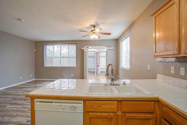 Building Photo - THREE BEDROOM TOWNHOME IN HAZEL DELL