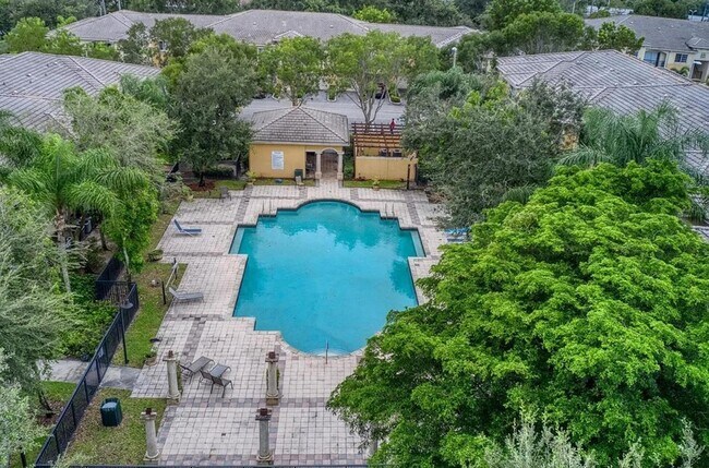 Building Photo - 500 Crestwood Ct S