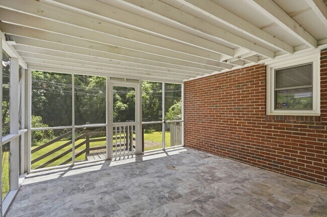 Building Photo - Move-in Ready 3 Bedroom Ranch Home in Eastway Park