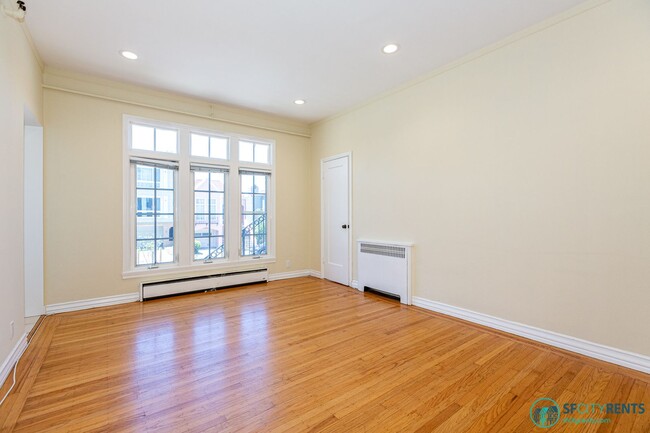 Building Photo - Lone Mountain: Bright Junior 1 Bed w/ Slee...