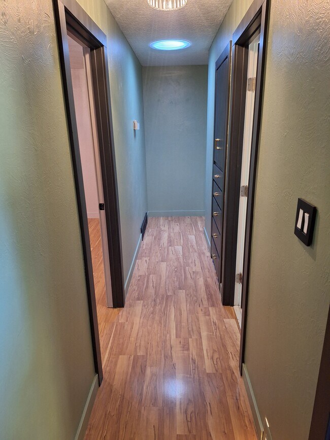 Building Photo - 2437 N Curtis Rd