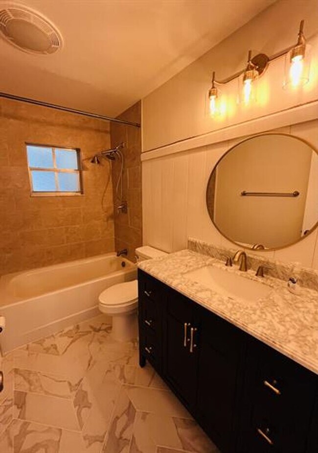 Building Photo - Eustis Lake Front Home with 2 Primary Bedr...