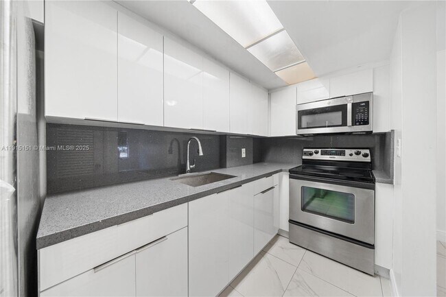 Building Photo - 2301 NE 170th St