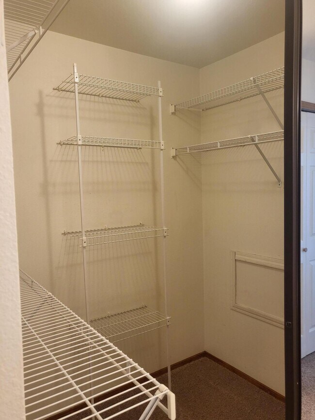 Building Photo - 831 Country Club Dr SE