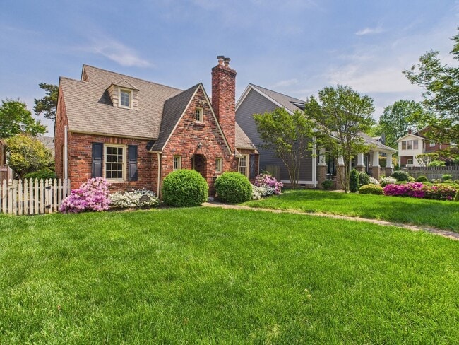 Building Photo - 307 Lexington Rd