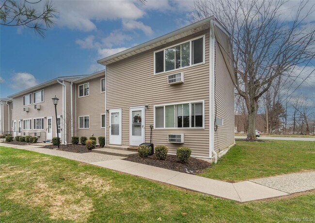 Building Photo - 11 Fishkill Glen Dr