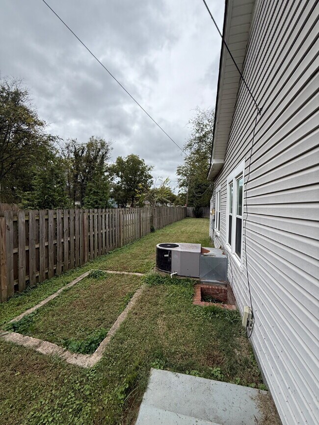 Building Photo - "Cozy 3-Bedroom Home with 2 Baths in Huntsville's Heart - 1328 Sq Ft of Comfort!"
