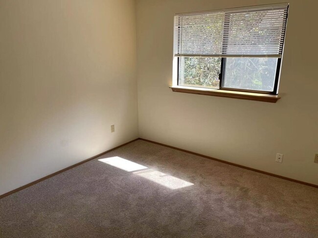 Building Photo - Spacious 3-bed, 2.5-bath house in Wallingf...