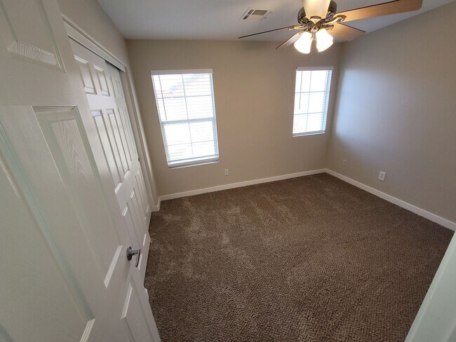 Building Photo - Immaculate 3 Bedroom Home in a Gated Commu...