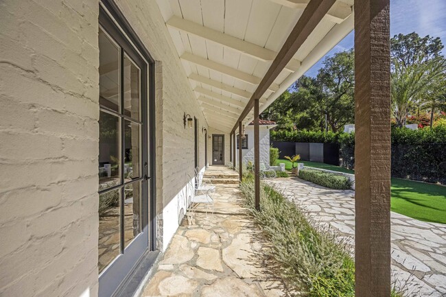 Building Photo - 1720 Coldwater Canyon Dr