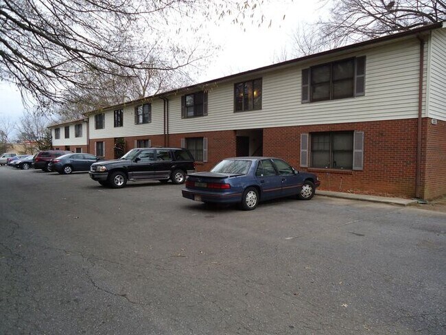 Building Photo - Lower Level 1BD/1BA Apartment in Westmont Apartments