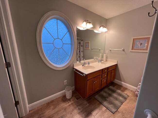 Building Photo - Stylish Downtown Traverse City Condo – Ful...