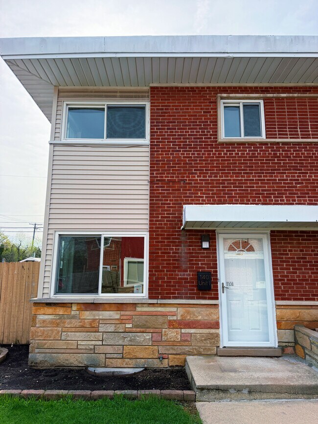 Building Photo - 140 E Northwest Hwy