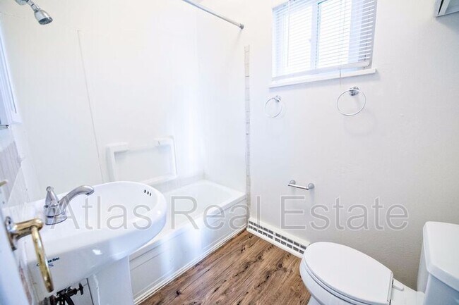 Building Photo - 891 Egbert St