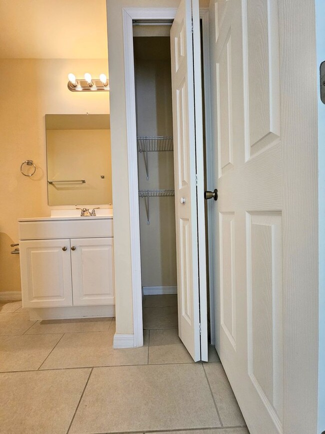 Building Photo - Stunning 3 Bed / 2 Bath Duplex w/ Garage –...