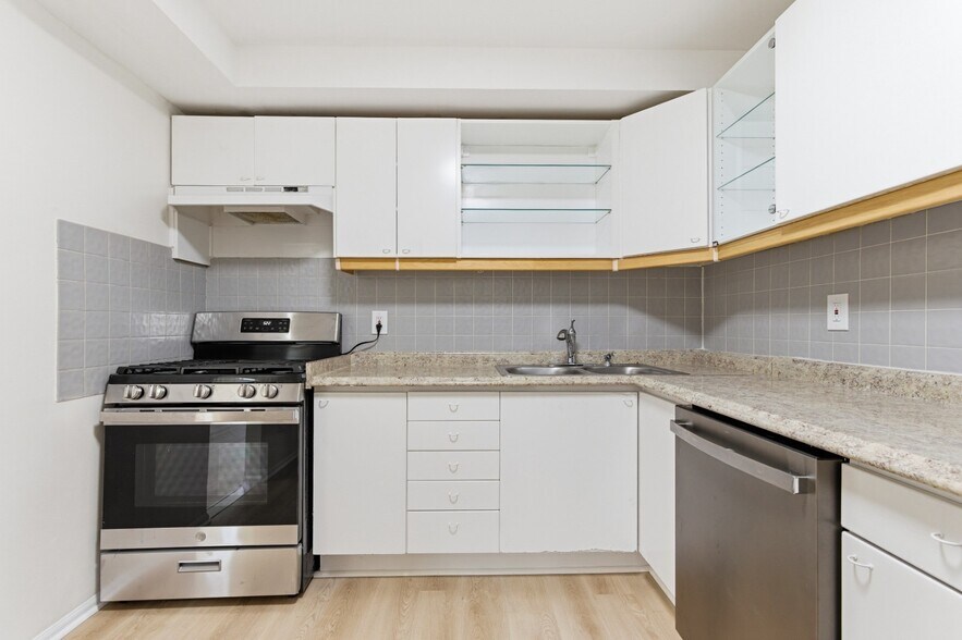 Building Photo - 491 College Dr