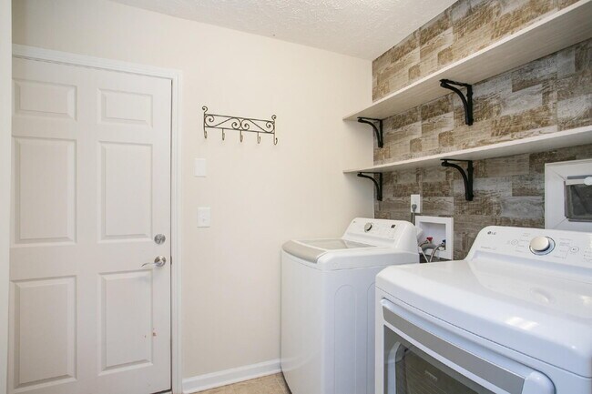 Building Photo - Single-level 2-bed, 2-bath townhome in 55+ community with pool, clubhouse, fitness center and gro...
