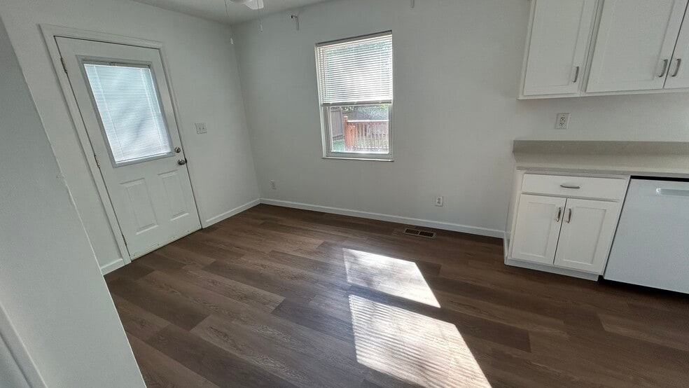 dinette - 4765 Drayton Rd