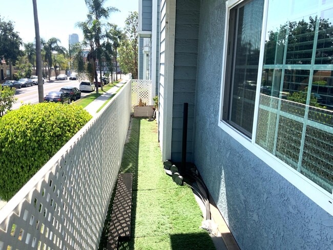 Building Photo - 955 E 3rd St