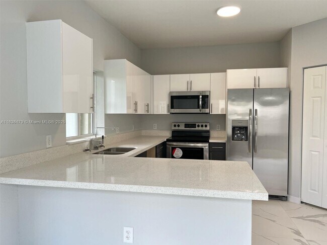 Building Photo - 808 NW 16th Ave