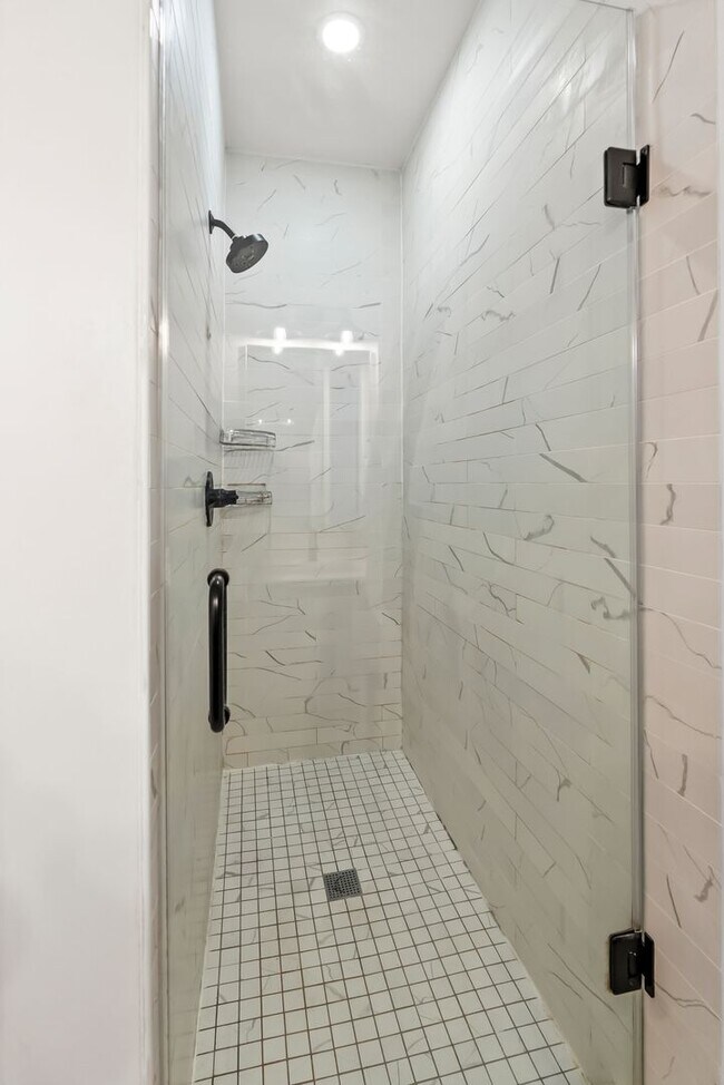 Building Photo - Bi-Level Shaw Condo