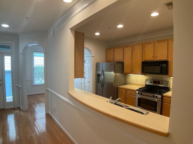 Building Photo - Gorgeous Condo in the heart of Chapel Hill