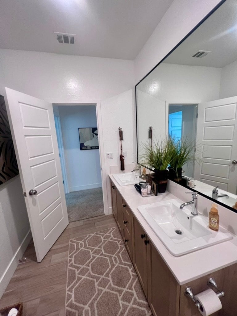 Building Photo - 2712 E Tamarind Dr