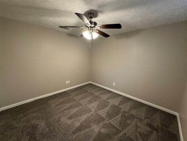 Building Photo - 3214 Three Pines Dr