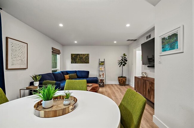 Building Photo - 1206 Hollow Creek Dr