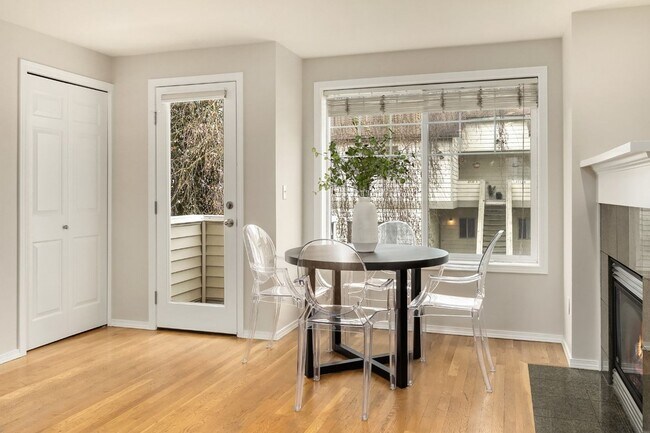 Building Photo - 3Bd/2.25Ba Seattle Townhouse